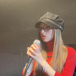 Portrait jeune fille qui chante