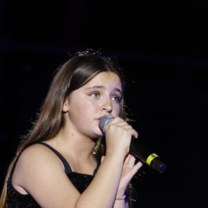 Jeune chanteuse à l'occasion d'un concours