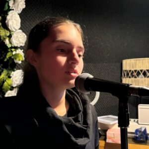 Jeune fille au micro