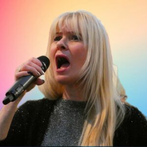Femme expressive qui chante