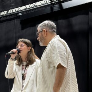 Chanteuse avec le jury