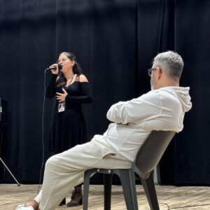 Chanteuse devant un membre du jury