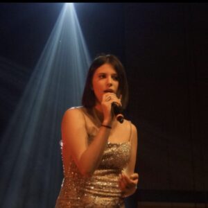 Portrait jeune femme qui chante