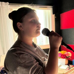 Jeune fille en répétition de chant