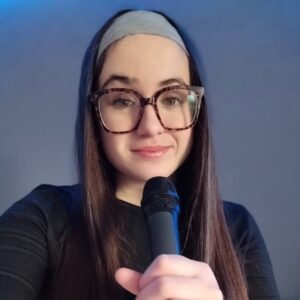 Jeune fille souriante avec de grandes lunettes et un micro