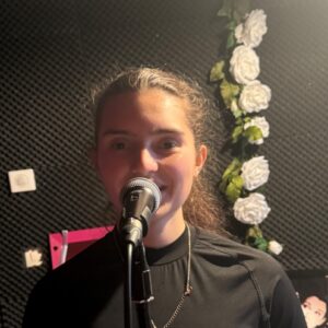 Jeune fille souriante qui chante au micro