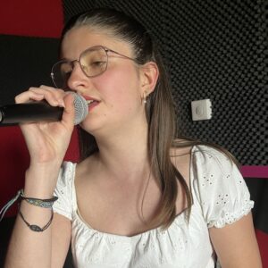 Portrait jeune femme qui chante
