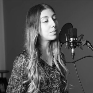 Jeune fille qui chante au micro