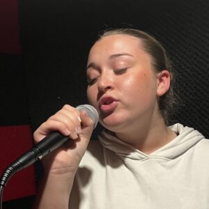 Portrait jeune fille qui chante