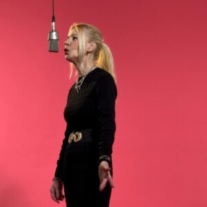 Femme qui chante au micro