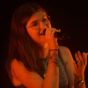 Portrait jeune fille qui chante