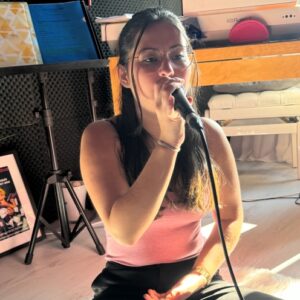 Jeune fille en tailleur qui chante