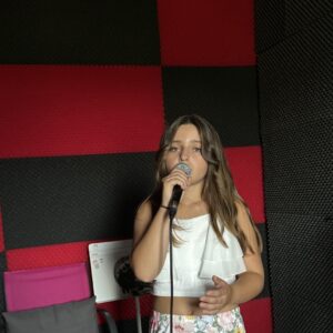 Portrait jeune fille qui chante