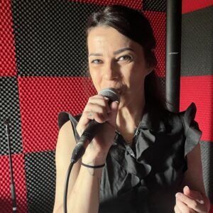 Portrait femme qui chante