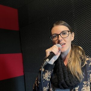 Portrait jeune femme qui chante