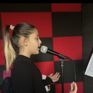 Portrait jeune fille qui chante