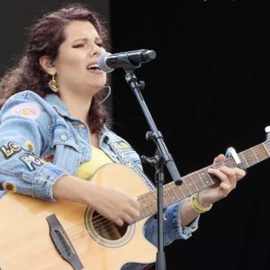 Chanteuse à la guitare
