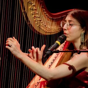 Chanteuse jouant de la harpe