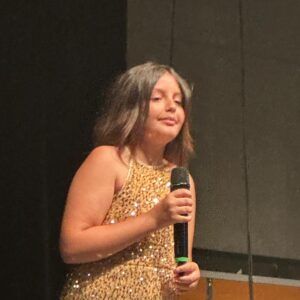 Portrait jeune fille qui chante