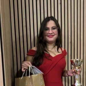 Jeune fille souriante ayant remporté une coupe