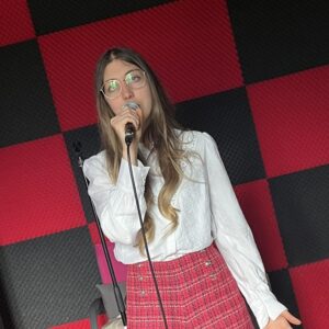 Portrait jeune fille qui chante