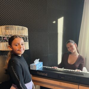 Deux jeunes filles dont l'une au piano