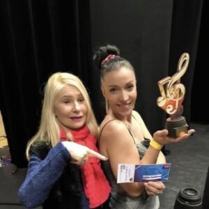 Véronique Moïoli et une jeune chanteuse ayant remporté une coupe